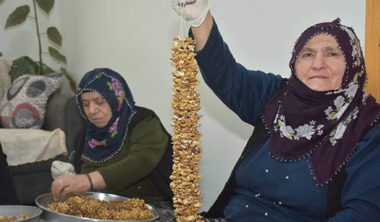 Önce ipe geçiriyorlar sonra ceplerini dolduruyorlar! Gümüşhane’nin meşhur lezzeti kadınlara kazandırıyor