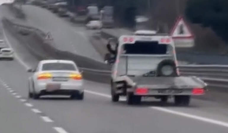 Tuzla’da trafik magandası dehşeti: Otomobile çarpıp sürücüyü darp etti