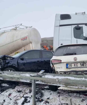 Erzurum’da zincirleme kaza: Çok sayıda araç birbirine girdi, 8 kişinin durumu ağır