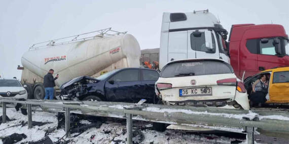 Erzurum’da zincirleme kaza: Çok sayıda araç birbirine girdi, 8 kişinin durumu ağır