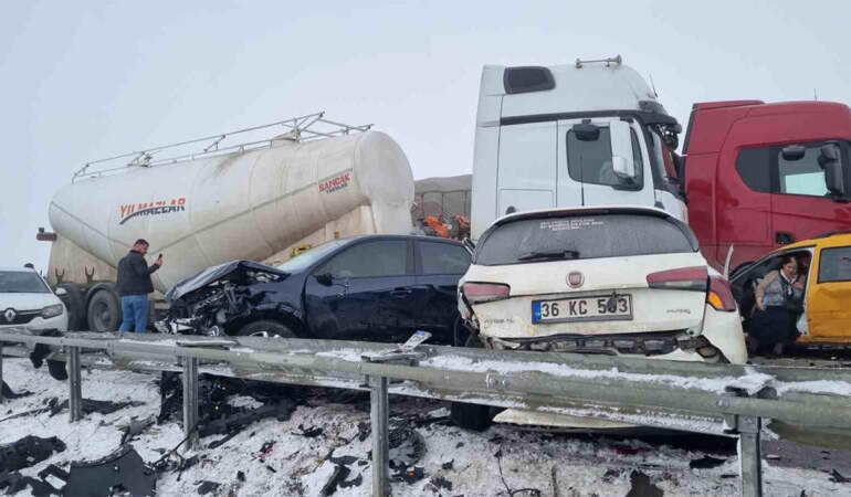 Erzurum’da zincirleme kaza: Çok sayıda araç birbirine girdi, 8 kişinin durumu ağır