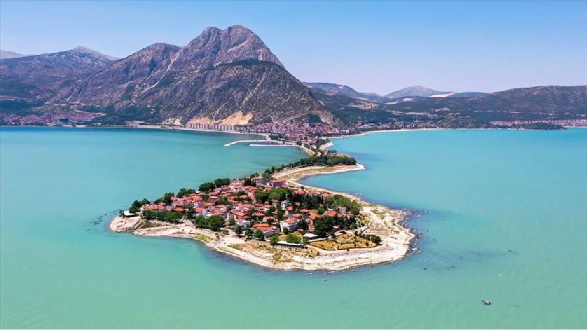 Gün içinde renk değiştirmesiyle dikkat çekiyor: ‘Türkiye’nin 7 renkli gölü’