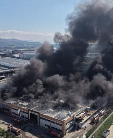 Manisa’da şekerleme fabrikasında yangın! Müdahale sürüyor