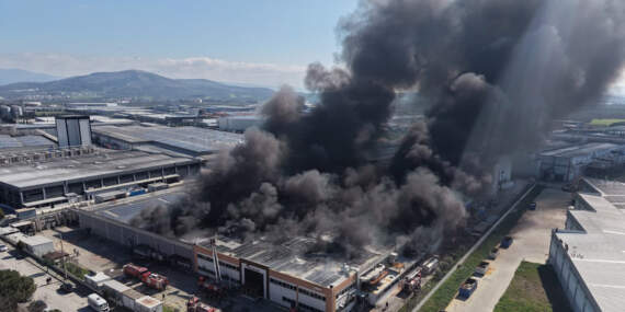 Manisa’da şekerleme fabrikasında yangın! Müdahale sürüyor