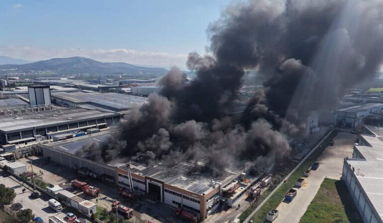 Manisa’da şekerleme fabrikasında yangın! Müdahale sürüyor