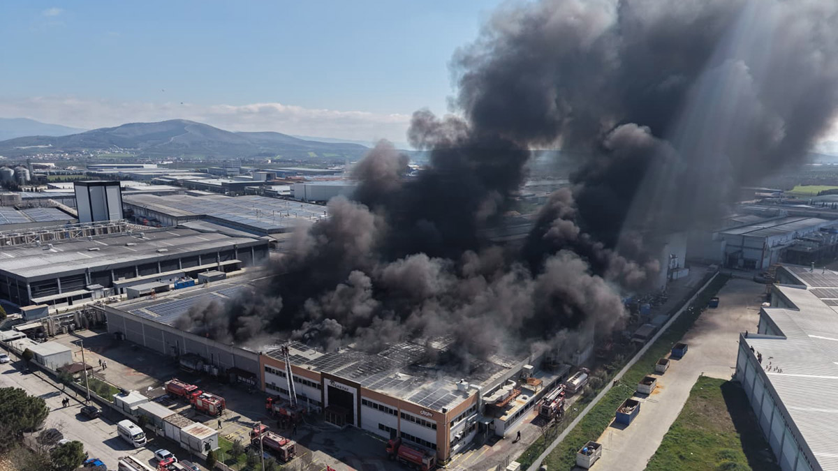 Manisa’da şekerleme fabrikasında yangın! Müdahale sürüyor