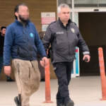 Boşanma aşamasındaki eşi kapıyı kırıp eve girince balkondan atladı