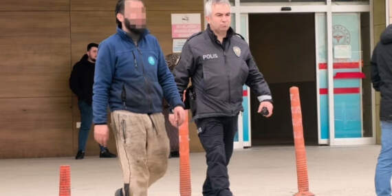 Boşanma aşamasındaki eşi kapıyı kırıp eve girince balkondan atladı