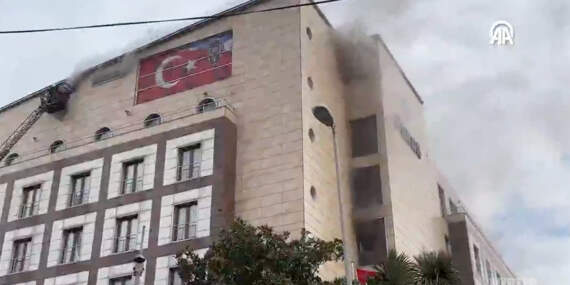 Merter Polisevi’nde yangın! İtfaiye ekipleri müdahale ediyor