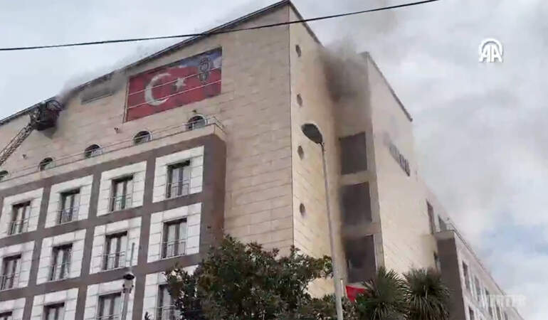 Merter Polisevi’nde yangın! İtfaiye ekipleri müdahale ediyor