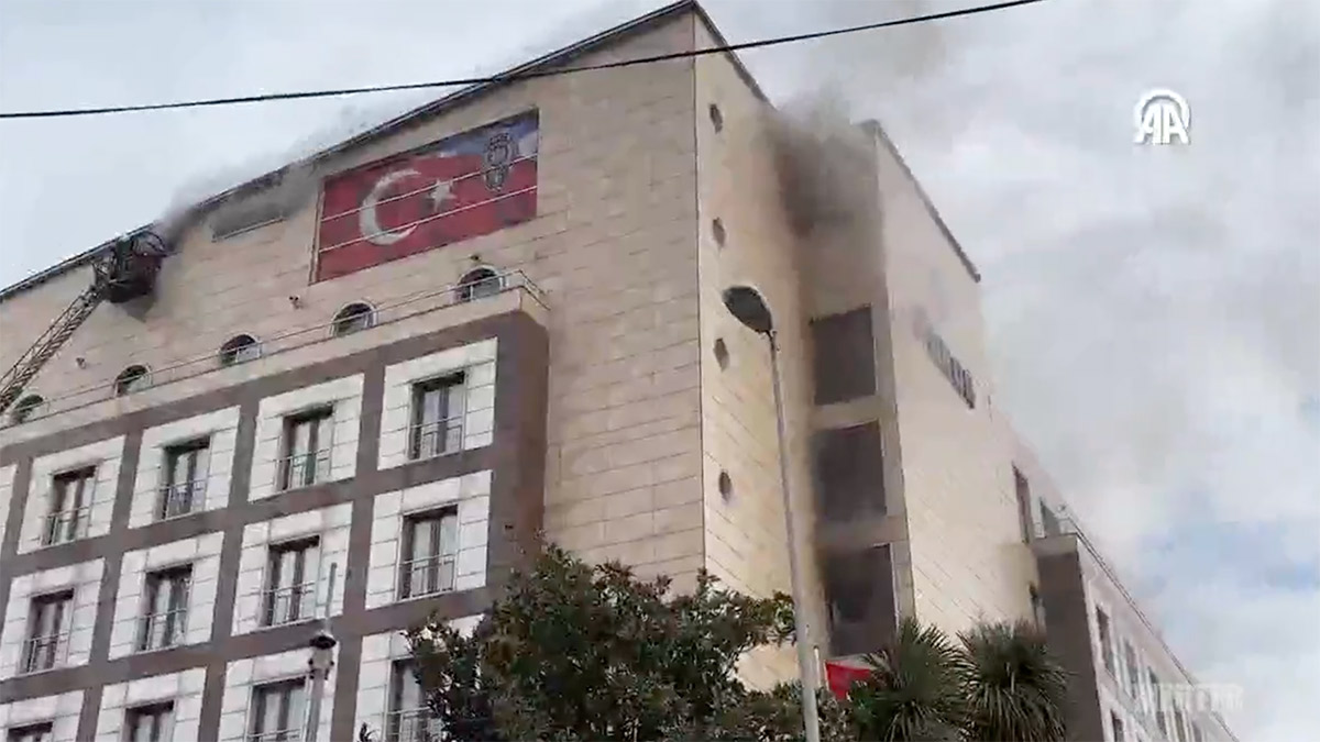 Merter Polisevi’nde yangın! İtfaiye ekipleri müdahale ediyor