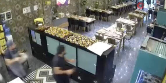 Kebap salonunda asma tavan çöktü, çalışanlar saniyelerle kurtuldu! O anlar kamerada