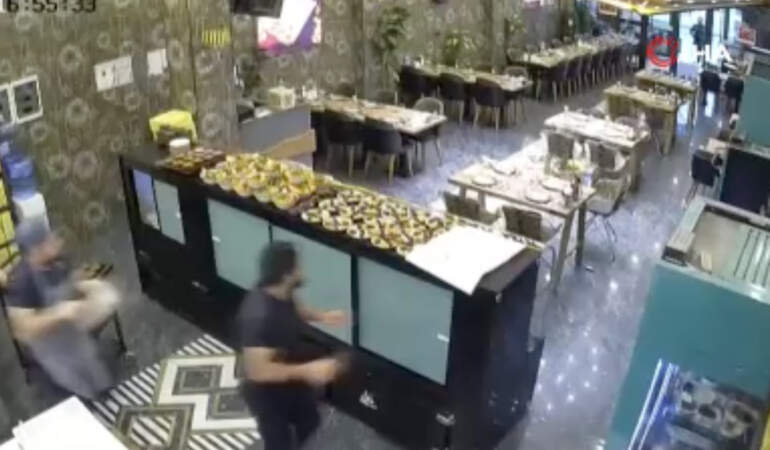 Kebap salonunda asma tavan çöktü, çalışanlar saniyelerle kurtuldu! O anlar kamerada