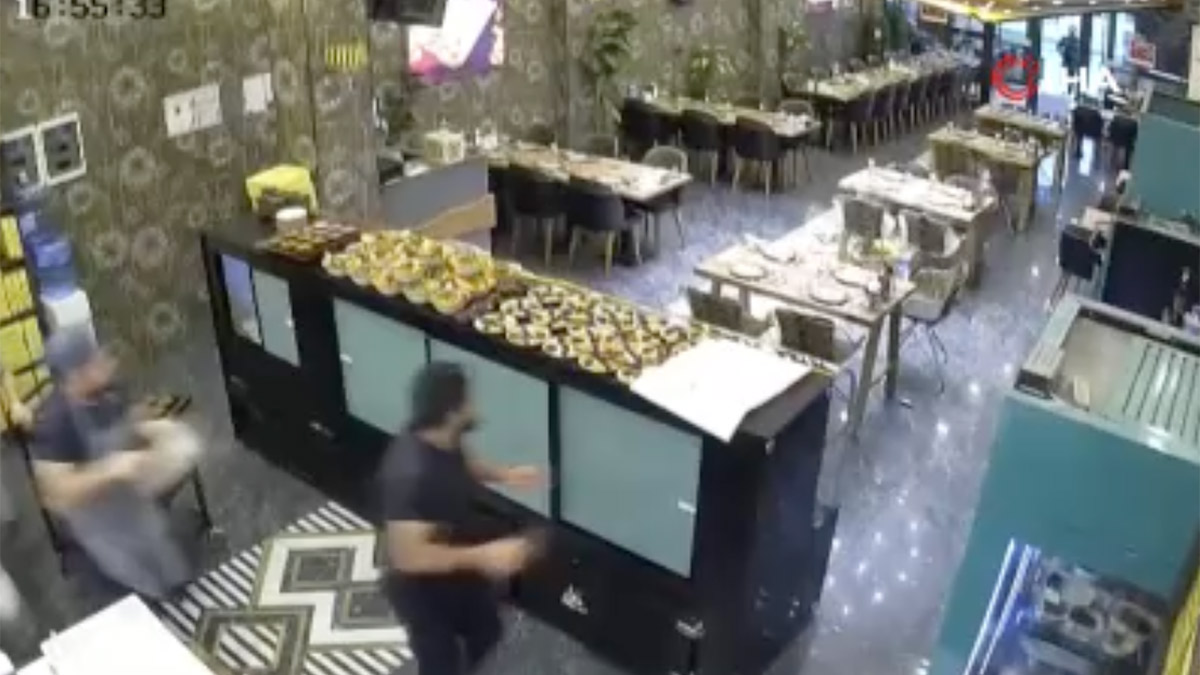 Kebap salonunda asma tavan çöktü, çalışanlar saniyelerle kurtuldu! O anlar kamerada