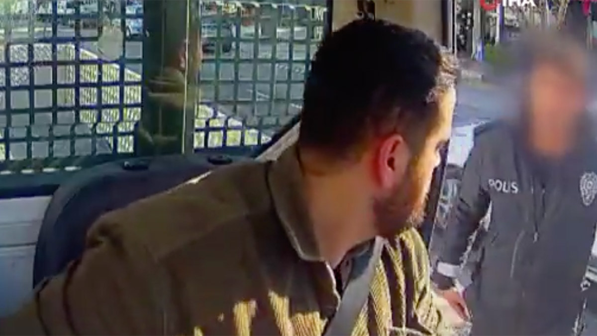 İzmir’de sürücüye yol ortasında darp! Polis memuru açığa alındı