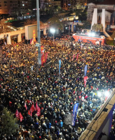 CHP’nin bölge mitinginde Özgür Özel: 9 Mart’ta herkes sözünü tutsun; duruşma canlı yayınlansın