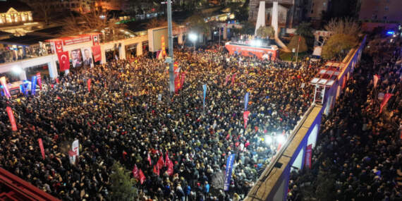 CHP’nin bölge mitinginde Özgür Özel: 9 Mart’ta herkes sözünü tutsun; duruşma canlı yayınlansın