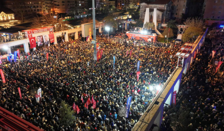 CHP’nin bölge mitinginde Özgür Özel: 9 Mart’ta herkes sözünü tutsun; duruşma canlı yayınlansın