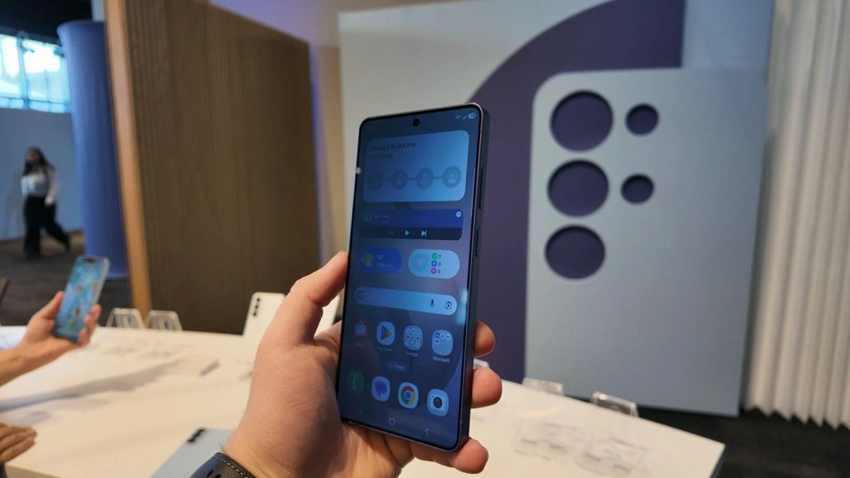 Samsung Galaxy S26 Ultra tanıtıldı: Yandakilerin ekranı görmesini engelleyen “privacy display” gerçek oldu