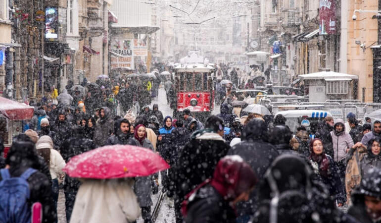 AKOM Saat Verdi, 5 İlçe Listede… İstanbul’a Kar Yağacak mı?