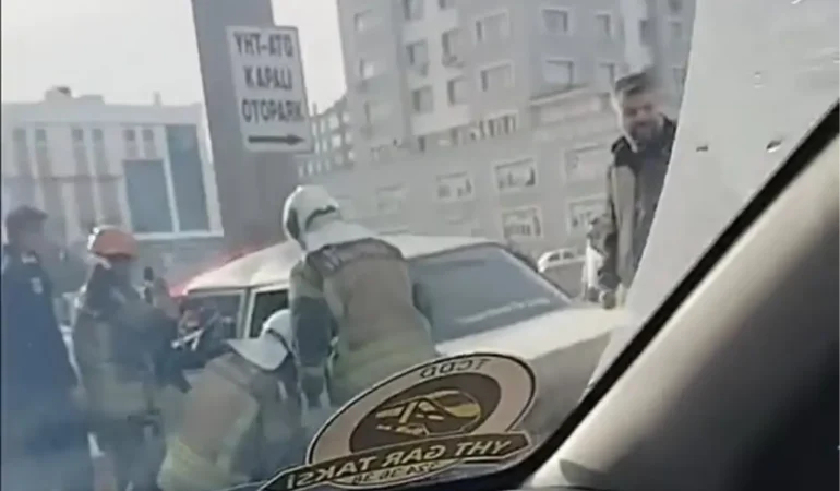 Ankara’da Direğe Çarpan Araçta Sürücü Yaralandı