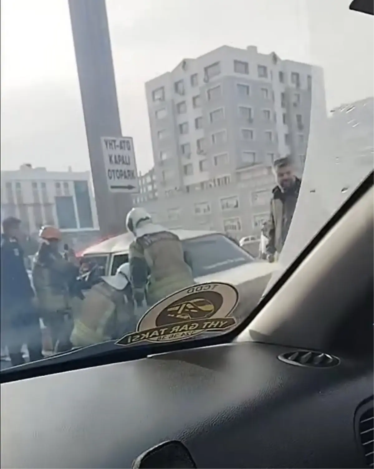 Ankara’da Direğe Çarpan Araçta Sürücü Yaralandı