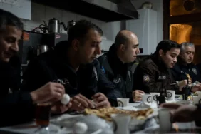 Ankara’da Polisler Ramazan’ın İlk Sahurunu Görev Başında Yaptı