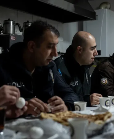 Ankara’da Polisler Ramazan’ın İlk Sahurunu Görev Başında Yaptı