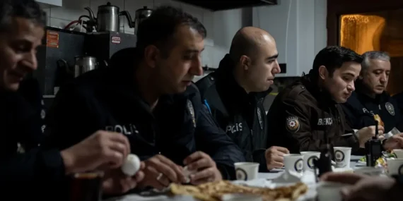 Ankara’da Polisler Ramazan’ın İlk Sahurunu Görev Başında Yaptı