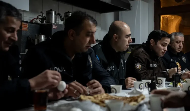 Ankara’da Polisler Ramazan’ın İlk Sahurunu Görev Başında Yaptı