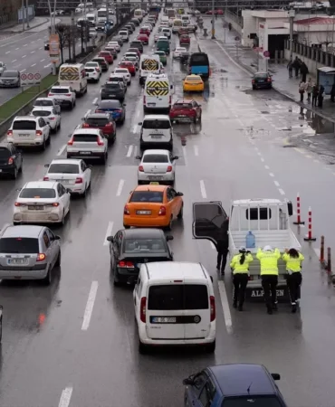 Ankara’da Okul Açılışında Trafik Yoğunluğu