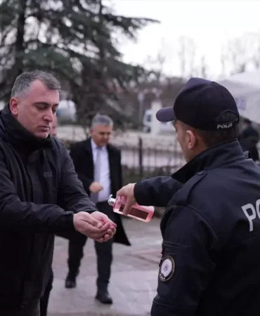 Depremde Hayatını Kaybedenler İçin Lokma Dağıtıldı
