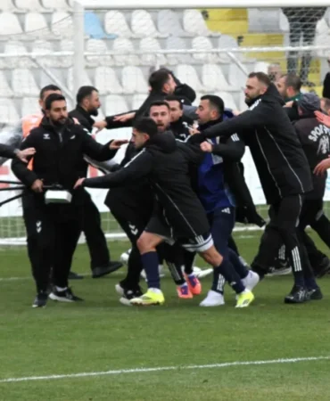 Ankara Keçiörengücü-Erzurumspor FK maçı bitti, saha karıştı
