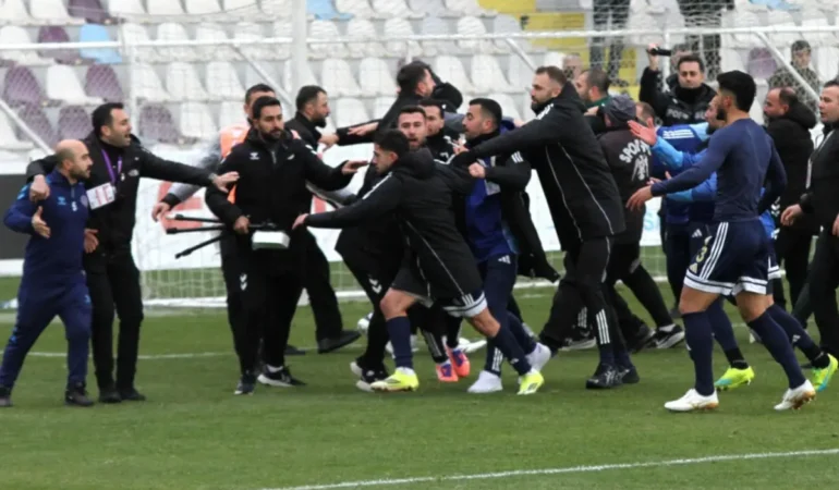 Ankara Keçiörengücü-Erzurumspor FK maçı bitti, saha karıştı