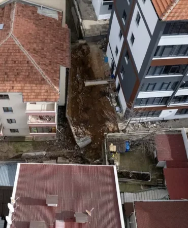 Ankara’nın Gölbaşı ilçesinde istinat duvarının çökmesi nedeniyle 5 apartman tahliye edildi