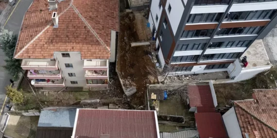 Ankara’nın Gölbaşı ilçesinde istinat duvarının çökmesi nedeniyle 5 apartman tahliye edildi
