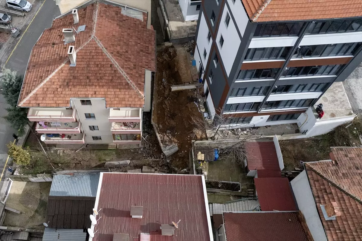 Ankara’nın Gölbaşı ilçesinde istinat duvarının çökmesi nedeniyle 5 apartman tahliye edildi