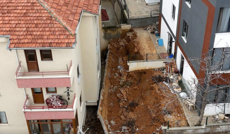 Ankara’da İstinat Duvarı Çöktü, 4 Apartman Tahliye Edildi
