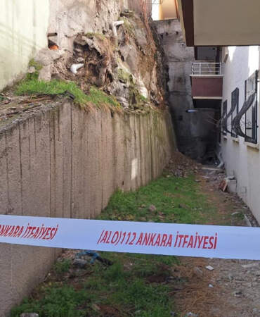 Ankara’da Toprak Kayması: 4 Katlı Bina Ve Gecekondu Tahliye Edildi