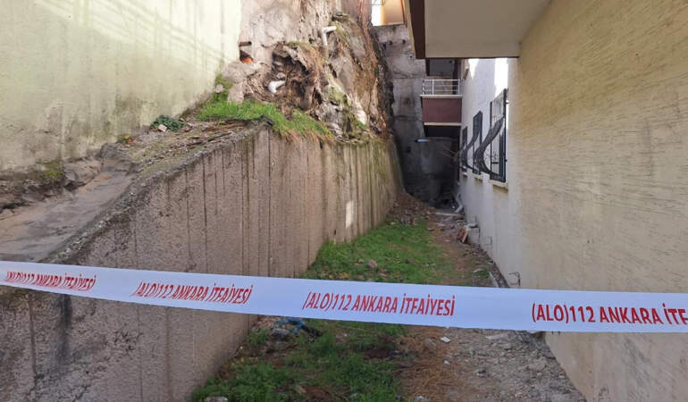 Ankara’da Toprak Kayması: 4 Katlı Bina Ve Gecekondu Tahliye Edildi