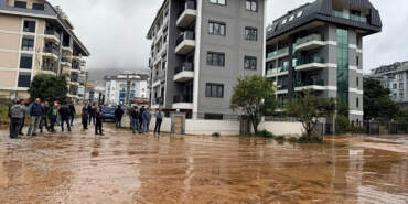Antalya’yı Sağanak Vurdu! Evler ve Arabalar Sular Altında Kaldı, 7 İlçede Okullar Tatil Edildi