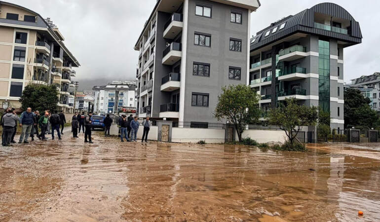 Antalya’yı Sağanak Vurdu! Evler ve Arabalar Sular Altında Kaldı, 7 İlçede Okullar Tatil Edildi