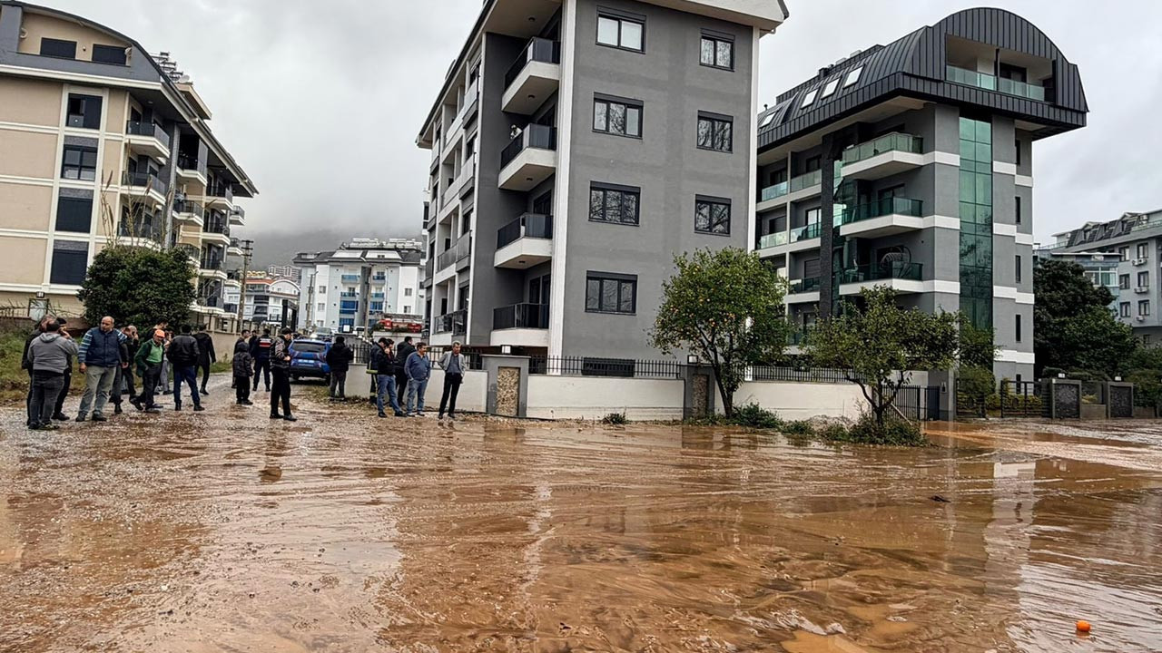 Antalya’yı Sağanak Vurdu! Evler ve Arabalar Sular Altında Kaldı, 7 İlçede Okullar Tatil Edildi