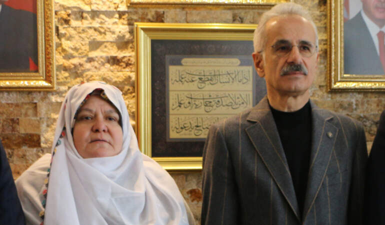 Kıyafeti Üzerinden Saldırıya Uğramıştı… Bakan Uraloğlu’ndan Ziyaret: ‘Ellerine Fırsat Geçse…’