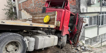 Beşiktaş’ta Faciadan Dönüldü: Freni Boşalan Tır Binaya Çarptı