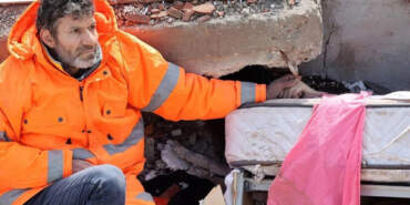 Bir Babanın Bitmeyen Yasının Adı 6 Şubat: Yıl Dönümünde Mezar Başında Sessiz Çığlık! Mesut Hançer ‘Hiç Dinmeyen Acı’