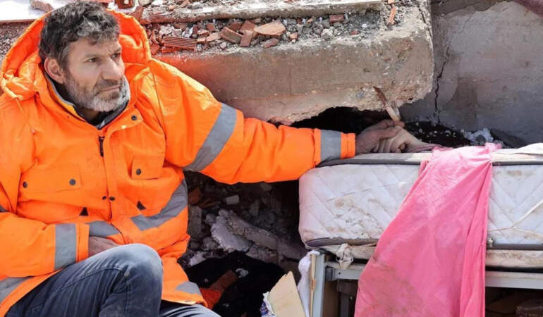 Bir Babanın Bitmeyen Yasının Adı 6 Şubat: Yıl Dönümünde Mezar Başında Sessiz Çığlık! Mesut Hançer ‘Hiç Dinmeyen Acı’