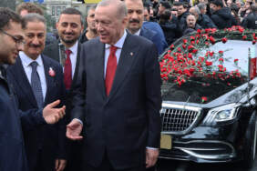 Boğaziçi’nde Karanfillerle Karşılandı… Cumhurbaşkanı Erdoğan’dan ‘Belki Linçleneceğiz’ Diyen Öğrenciye Dikkat Çeken Cevap