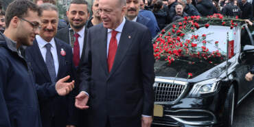 Boğaziçi’nde Karanfillerle Karşılandı… Cumhurbaşkanı Erdoğan’dan ‘Belki Linçleneceğiz’ Diyen Öğrenciye Dikkat Çeken Cevap