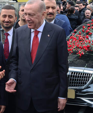 Boğaziçi’nde Karanfillerle Karşılandı… Cumhurbaşkanı Erdoğan’dan ‘Belki Linçleneceğiz’ Diyen Öğrenciye Dikkat Çeken Cevap